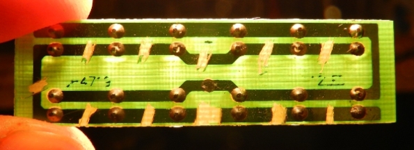 Figura 36 – Placa de circuito impresso contra a luz. Todas as trilhas removidas, deixando os LEDs em ligados juntos numa extremidade somente.