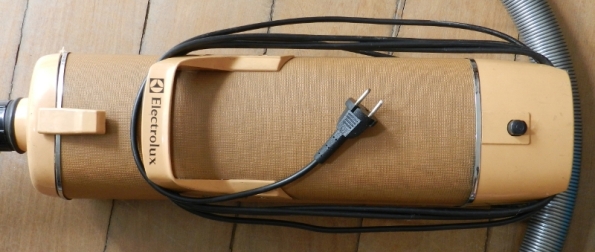 Figura 32 – Aspirador Electrolux de 750W, da década de 1970 ou 1980. Cuide o formado do plugue sobre o aparelho.